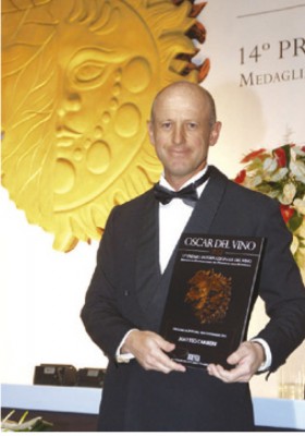 Matteo Carreri riceve l'Oscar del Vino