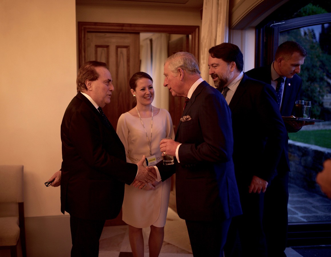Il momento dell'incontro tra il Principe Carlo e Franco M. Ricci con una significativa stretta di mano. © Isabella Perugini