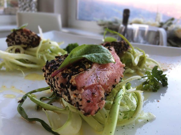 Tonno ai sesami su puntarelle e limone Tonno ai sesami su puntarelle e limone