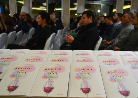 Il pubblico alla presentazione del libro di Luigi Moio Il pubblico alla presentazione del libro di Luigi Moio