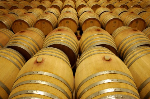 La cantina con le barrique della Tenuta Sant'Isidoro La cantina con le barrique della Tenuta Sant'Isidoro