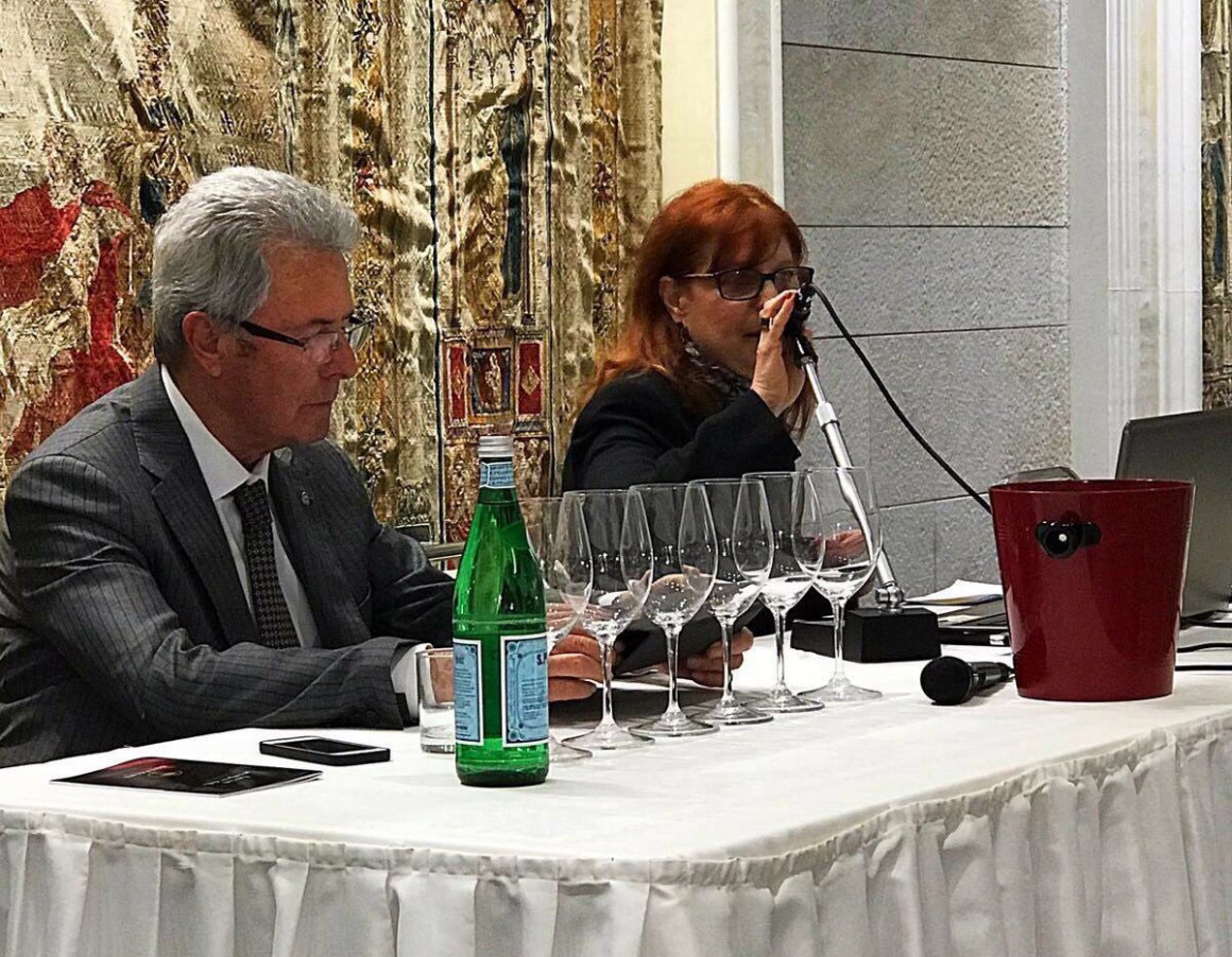 Angelo Maci e Mariaclara Menenti durante la degustazione presso la Fondazione Italiana Sommelier Angelo Maci e Mariaclara Menenti durante la degustazione presso la Fondazione Italiana Sommelier