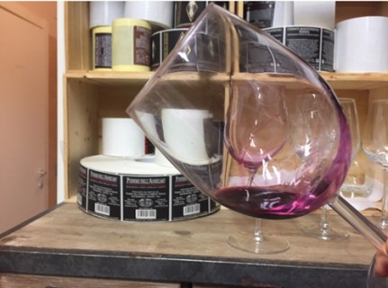 La degustazione del rosso di Podere dell’Anselmo La degustazione del rosso di Podere dell’Anselmo