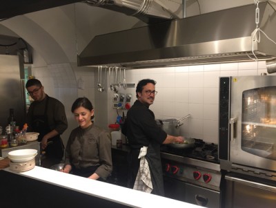 La staff del Mena Resta.urant in cucina La staff del Mena Resta.urant in cucina