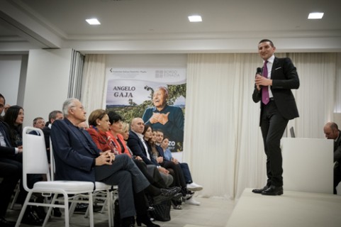 Giuseppe Cupertino, Presidente della Fondazione Italiana Sommelier Puglia, presenta Angelo Gaja Giuseppe Cupertino, Presidente della Fondazione Italiana Sommelier Puglia, presenta Angelo Gaja