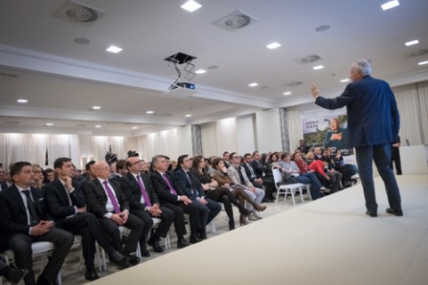 Angelo Gaja parla alla platea a Borgo Egnazia Angelo Gaja parla alla platea a Borgo Egnazia