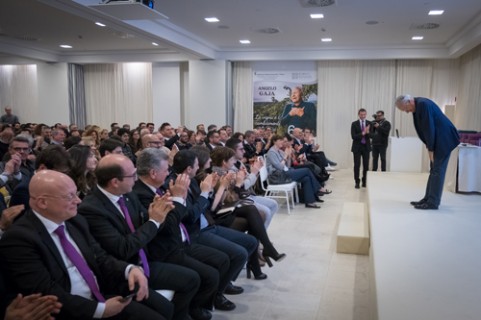 Angelo Gaja saluta gli ospiti intervenuti all'evento a Borgo Egnazia Angelo Gaja saluta gli ospiti intervenuti all'evento a Borgo Egnazia