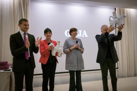 Angelo Gaja riceve il premio a Borgo Egnazia Angelo Gaja riceve il premio a Borgo Egnazia