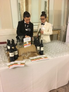 La postazione dei Sommelier della Findazione Italiana Sommelier al Cadeau a Pino Daniele al teatro San Carlo di Napoli La postazione dei Sommelier della Findazione Italiana Sommelier al Cadeau a Pino Daniele al teatro San Carlo di Napoli