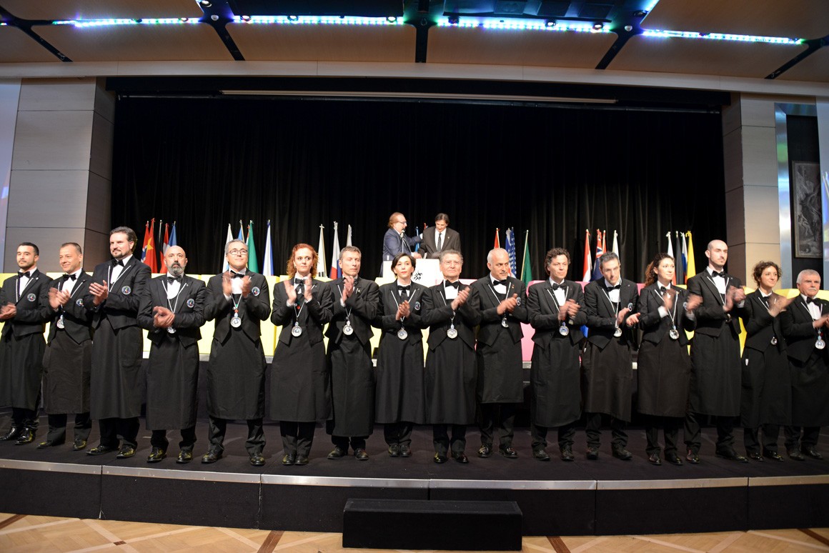 I Sommelier chiamati sul palco a condividere il premio conferito al Presidente Ricci I Sommelier chiamati sul palco a condividere il premio conferito al Presidente Ricci