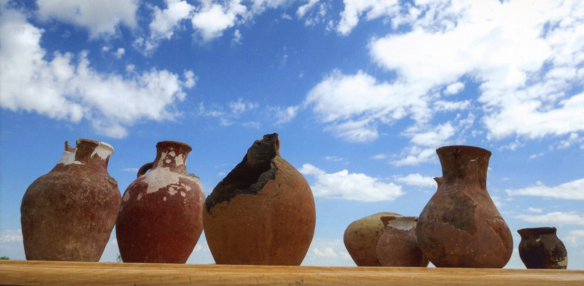 Le anfore del tumulo kurgan dei Saka datato di 2500 anni Le anfore del tumulo kurgan dei Saka datato di 2500 anni