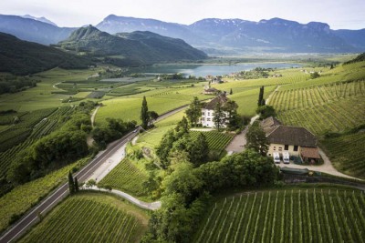 Kastelaz e Castel Ringberg, torri, chiese, castelli e vigne, la magia dell’Alto Adige nei cru di Elena Walch Kastelaz e Castel Ringberg, torri, chiese, castelli e vigne, la magia dell’Alto Adige nei cru di Elena Walch