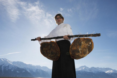 Jörg Trafoier con il suo speck fatto in casa Jörg Trafoier con il suo speck fatto in casa