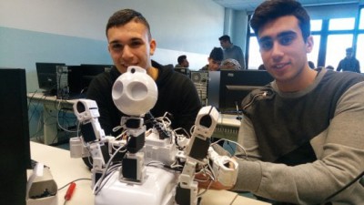 due ragazzi della scuola alberghiera con il robot sommelier due ragazzi della scuola alberghiera con il robot sommelier