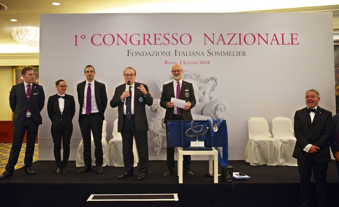Franco Ricci, Presidente Nazionale di Fondazione Italiana Sommelier e di Worldwide Sommelier Association annuncia il vincitore. Franco Ricci, Presidente Nazionale di Fondazione Italiana Sommelier e di Worldwide Sommelier Association annuncia il vincitore.