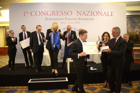 Paolo Lauciani, docente di Fondazione, consegna Diploma e Premio al vincitore Paolo Lauciani, docente di Fondazione, consegna Diploma e Premio al vincitore