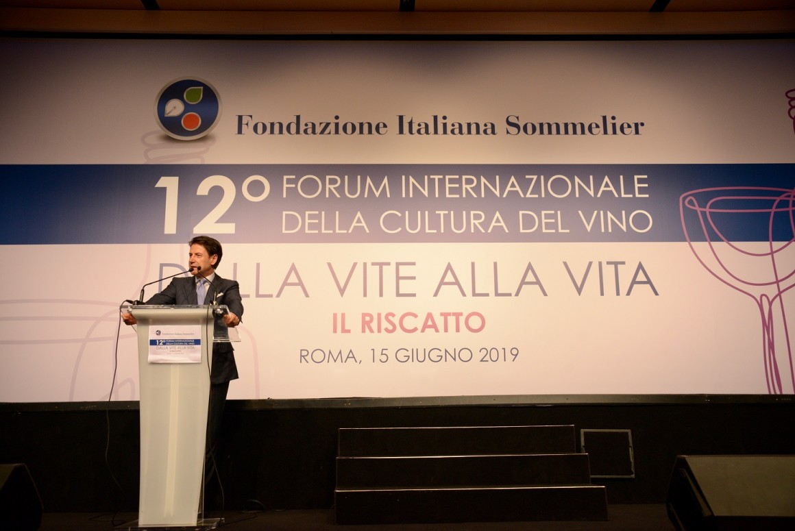 Il Presidente del Consiglio Giuseppe Conte al 12° Forum della Cultura del Vino Il Presidente del Consiglio Giuseppe Conte al 12° Forum della Cultura del Vino