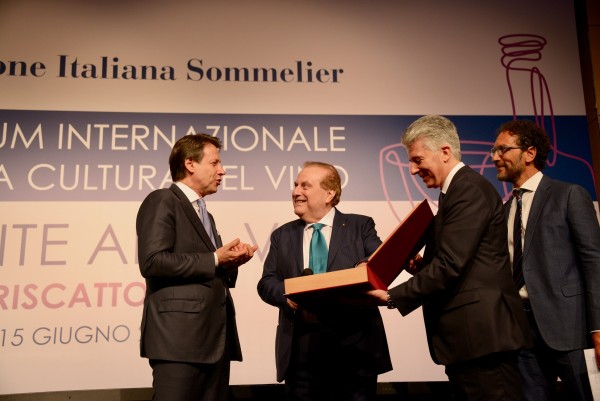 Franco M. Ricci omaggia Il Presidente del Consiglio Conte delle insegne della Fondazione Italiana Sommelier Franco M. Ricci omaggia Il Presidente del Consiglio Conte delle insegne della Fondazione Italiana Sommelier