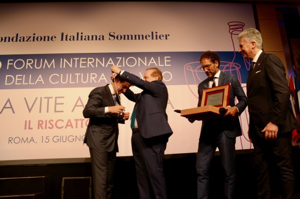 Franco M. Ricci omaggia Il Presidente del Consiglio Conte delle insegne della Fondazione Italiana Sommelier Franco M. Ricci omaggia Il Presidente del Consiglio Conte delle insegne della Fondazione Italiana Sommelier
