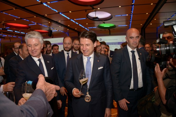 Il Presidente del Consiglio Conte durante la degustazione del 12° Forum della Cultura del Vino Il Presidente del Consiglio Conte durante la degustazione del 12° Forum della Cultura del Vino
