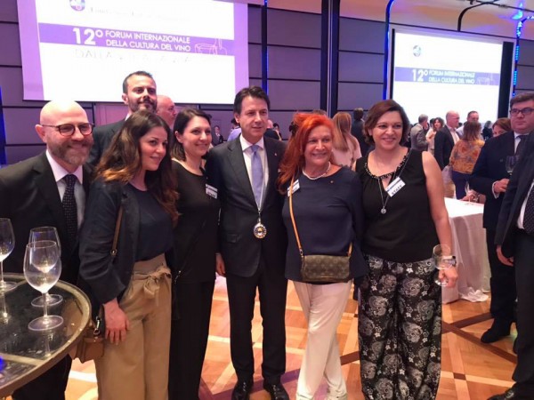 Il Presidente del Consiglio Conte con la Redazione Centrale di Bibenda durante la degustazione del 12° Forum della Cultura del Vino Il Presidente del Consiglio Conte con la Redazione Centrale di Bibenda durante la degustazione del 12° Forum della Cultura del Vino