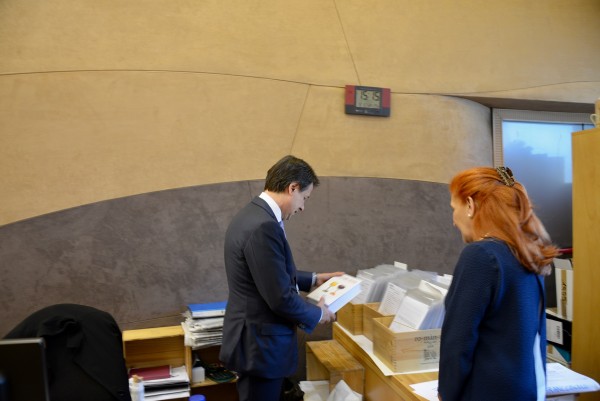 Il Presidente del Consiglio Conte visita la Redazione Centrale di Bibenda Il Presidente del Consiglio Conte visita la Redazione Centrale di Bibenda