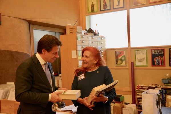 Il Presidente del Consiglio Conte con il Caporedattore di Bibenda Paola Simonetti Il Presidente del Consiglio Conte con il Caporedattore di Bibenda Paola Simonetti