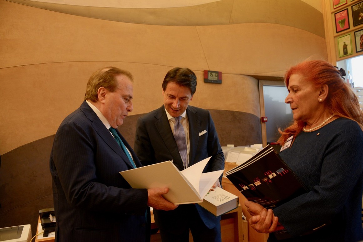 Il Presidente del Consiglio Giuseppe Conte con Franco M. Ricci e Paola Simonetti nella Redazione di Bibenda Il Presidente del Consiglio Giuseppe Conte con Franco M. Ricci e Paola Simonetti nella Redazione di Bibenda