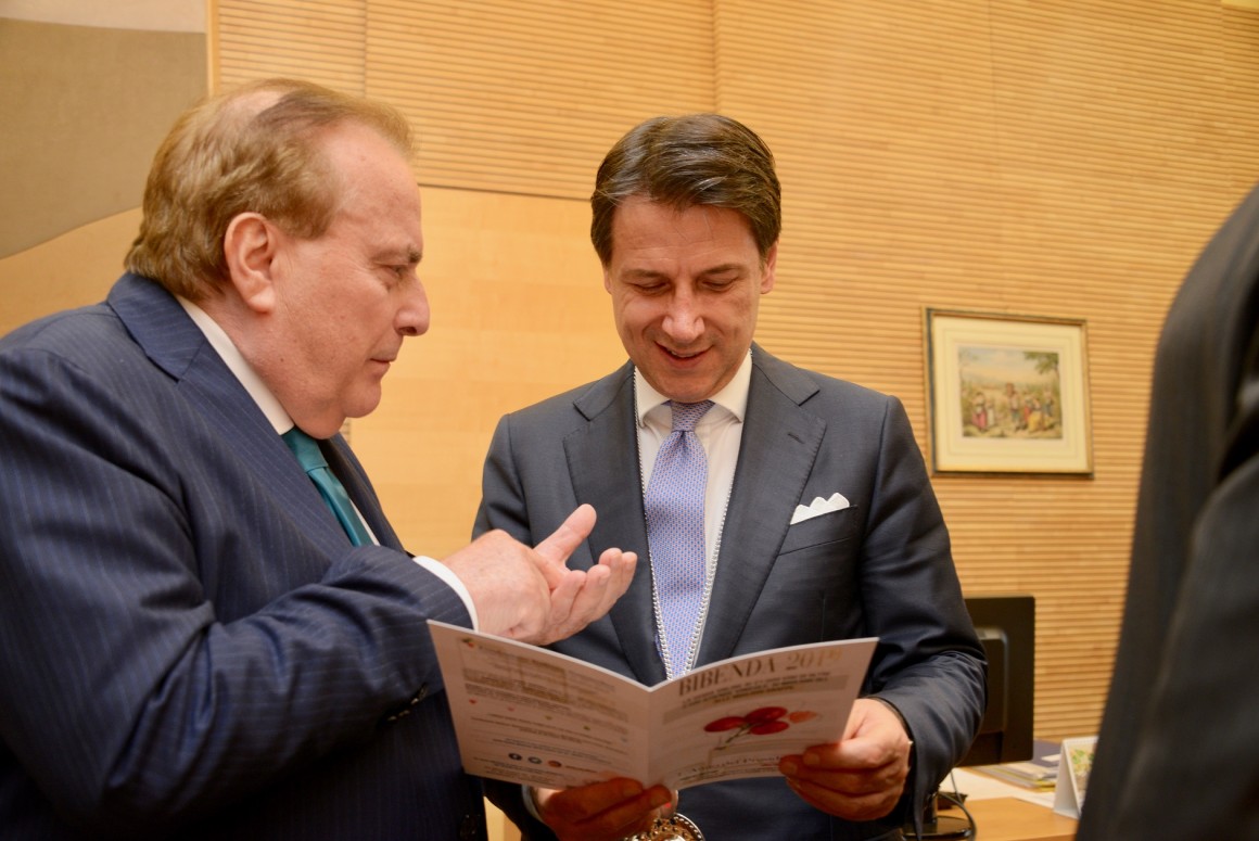 Franco M. Ricci omaggia il Presidente Conte con la Guida Bibenda 2019 Franco M. Ricci omaggia il Presidente Conte con la Guida Bibenda 2019