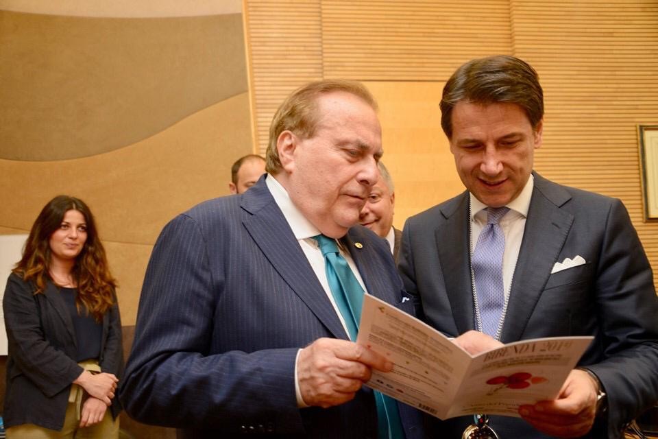 Franco M. Ricci racconta al Presidente Conte la Guida Bibenda 2019 Franco M. Ricci racconta al Presidente Conte la Guida Bibenda 2019