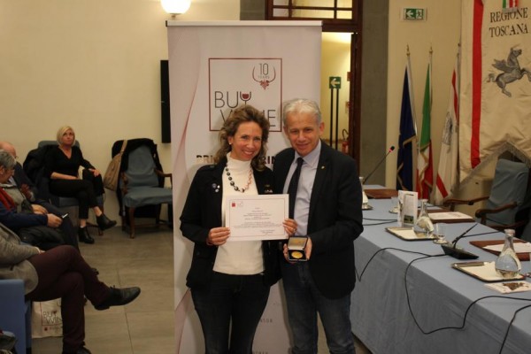 Barbara Tamburini riceve l'attestato di riconoscimento da parte dell’assessore all’Agricoltura Marco Remaschi. Barbara Tamburini riceve l'attestato di riconoscimento da parte dell’assessore all’Agricoltura Marco Remaschi.