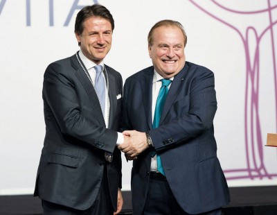 Il Presidente del Consiglio Giuseppe Conte sul palco del 12° Forum Internazionale della Cultura del Vino con il Presidente della Fondazione Sommelier Il Presidente del Consiglio Giuseppe Conte sul palco del 12° Forum Internazionale della Cultura del Vino con il Presidente della Fondazione Sommelier