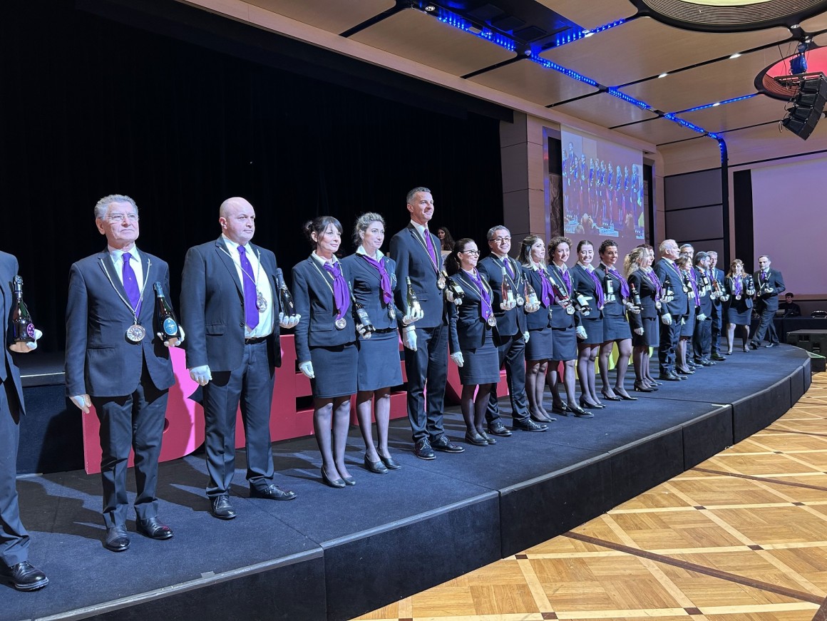 La sfilata dei Sommelier con le 21 Etichette candidate all'Oscar del Vino 2023 La sfilata dei Sommelier con le 21 Etichette candidate all'Oscar del Vino 2023