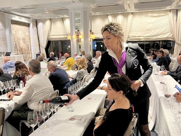 I Sommelier della Fondazione Italiana Sommelier durante il servizio dei vini in degustazione I Sommelier della Fondazione Italiana Sommelier durante il servizio dei vini in degustazione