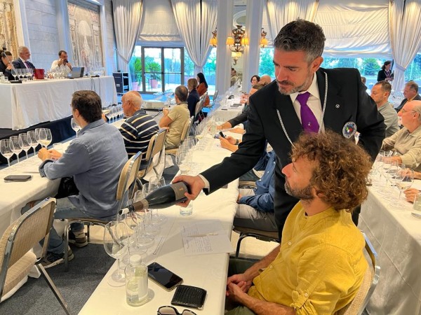 I Sommelier della Fondazione Italiana Sommelier durante il servizio dei vini in degustazione I Sommelier della Fondazione Italiana Sommelier durante il servizio dei vini in degustazione