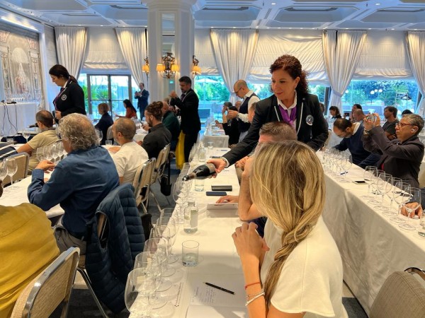 I Sommelier della Fondazione Italiana Sommelier durante il servizio dei vini in degustazione I Sommelier della Fondazione Italiana Sommelier durante il servizio dei vini in degustazione