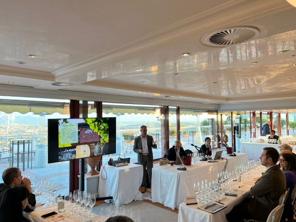 L'enologo aziendale Riccardo Brighigna, iPresidente del Consorzio Tullum Pantaleone Verna e ldocente dei Fondazione Italiana Sommelier Sara Tosti L'enologo aziendale Riccardo Brighigna, iPresidente del Consorzio Tullum Pantaleone Verna e ldocente dei Fondazione Italiana Sommelier Sara Tosti