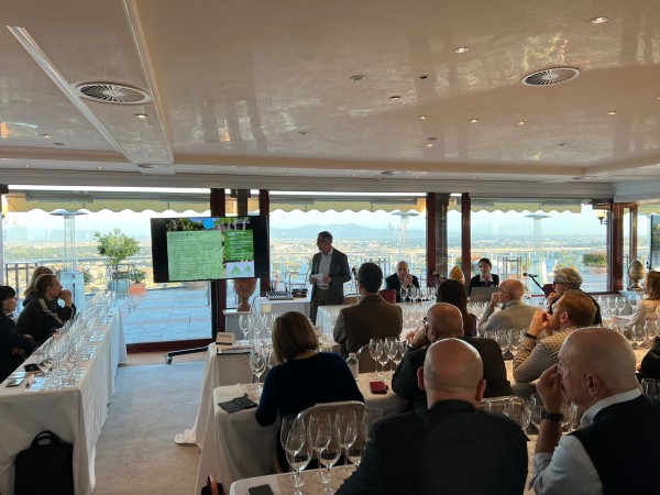 L'enologo aziendale Riccardo Brighigna, iPresidente del Consorzio Tullum Pantaleone Verna e ldocente dei Fondazione Italiana Sommelier Sara Tosti L'enologo aziendale Riccardo Brighigna, iPresidente del Consorzio Tullum Pantaleone Verna e ldocente dei Fondazione Italiana Sommelier Sara Tosti