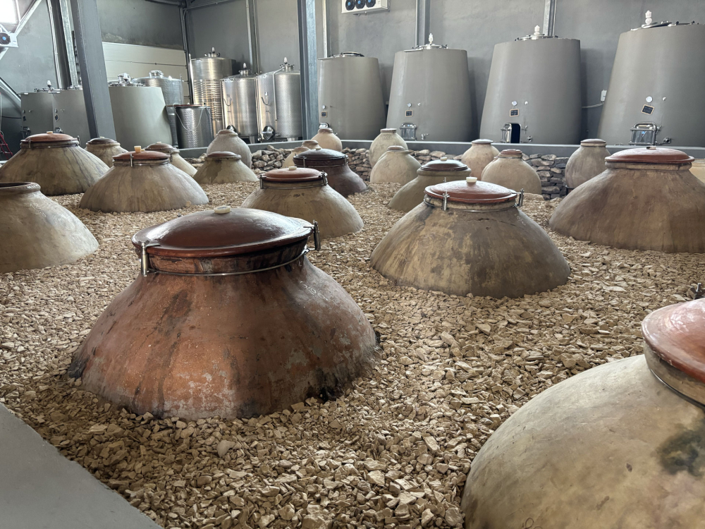 Zorah, antichissime anfore di terracotta interrate nella pietra chiamate Karas