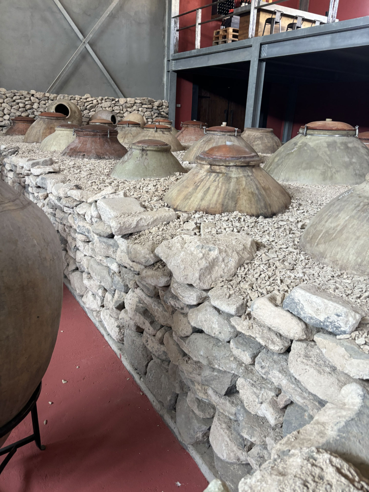 Zorah, antichissime anfore di terracotta interrate nella pietra chiamate Karas