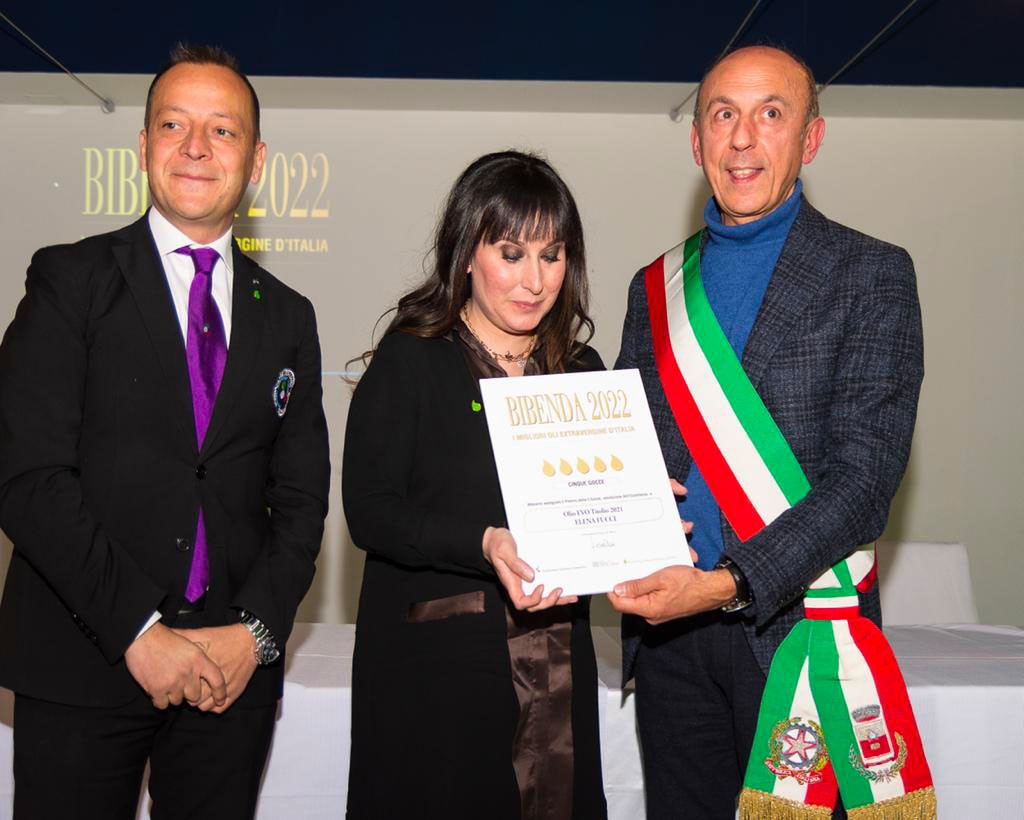 La produttrice Elena Fucci ritira i premi di Bibenda 2022 dal Presidente Nicola Gentile e il Sindaco di Barile