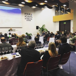 La sala gremita durante la degustazione di Sassicaia