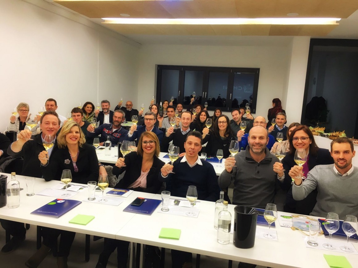 Il brindisi in sala durante la degustazione