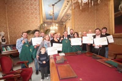 Il Sindaco Leoluca Orlando consegna di Diplomi dell'Olio della Fondazione Italiana Sommelier Sicilia