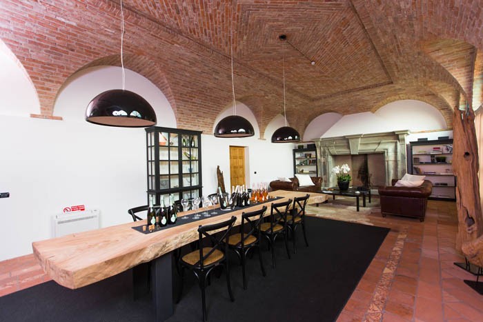 La sala di degustazione dell'azienda Corte Aura