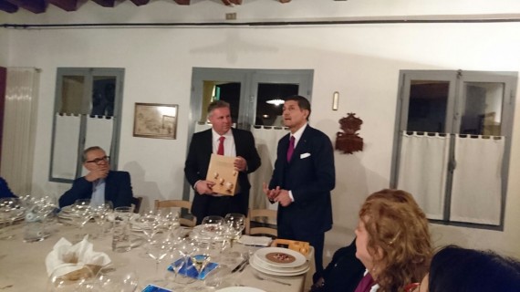 Il Presidente della Fondazione Italiana Sommelier Veneto Raul D'Alessandro con i proprietari di Astoria