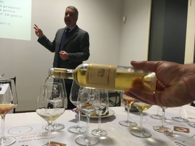 Paolo Lauciani conduce la degustazione su i grandi vini dolci