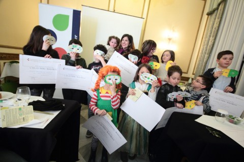 I bambini con l'attestato di partecipazione al seminario sull'olio di Fondazione Italiana Sommelier in Sicilia