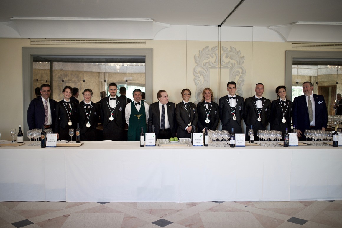 Il Presidente Franco Maria Ricci con i Sommelier di Fondazione Italiana Sommelier convocati per l'occasione