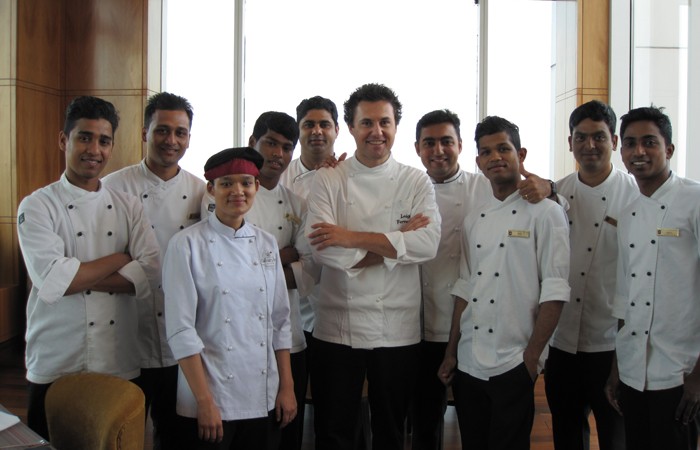 Lo chef Luigi Ferraro e lo staff del ristorante Caprese nell'hotel Shangri-La di Bangalore
